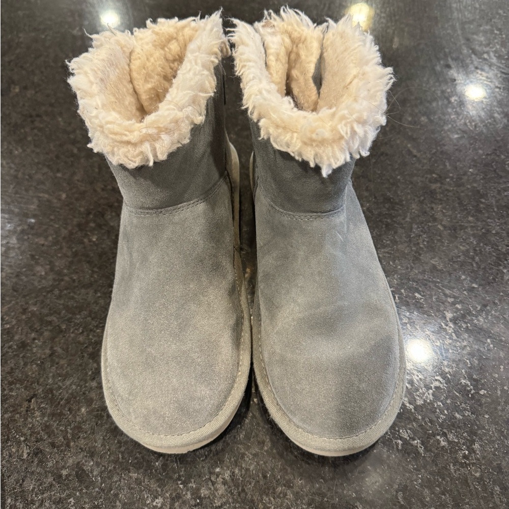 Koolaburra  Ugg Women's Suede Gray and Cream Boots
